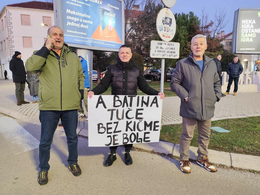 <p>Grupa građana Nikšića, tačno u 17:26h, blokirala je kružni tok kod Pošte</p>