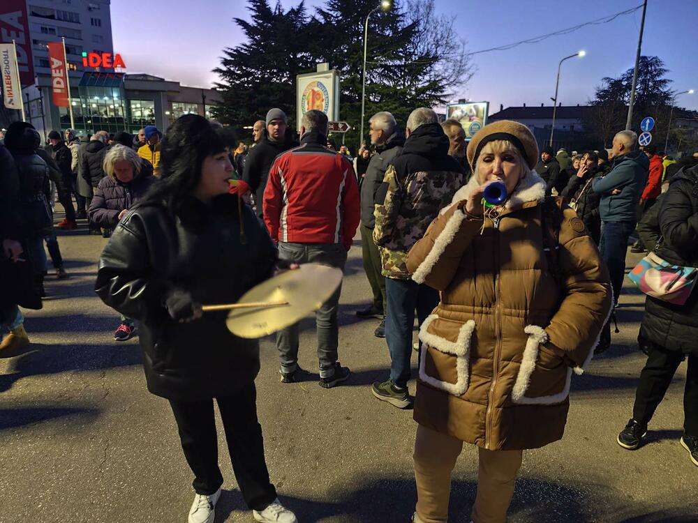 <p>Grupa građana Nikšića, tačno u 17:26h, blokirala je kružni tok kod Pošte</p>