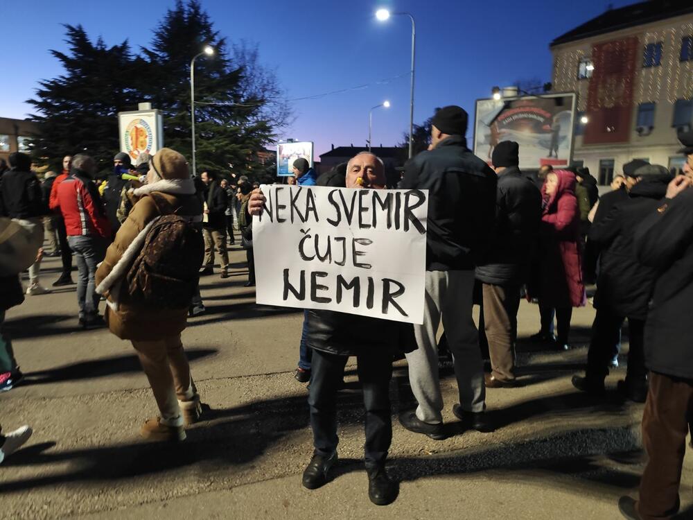 <p>Grupa građana Nikšića, tačno u 17:26h, blokirala je kružni tok kod Pošte</p>