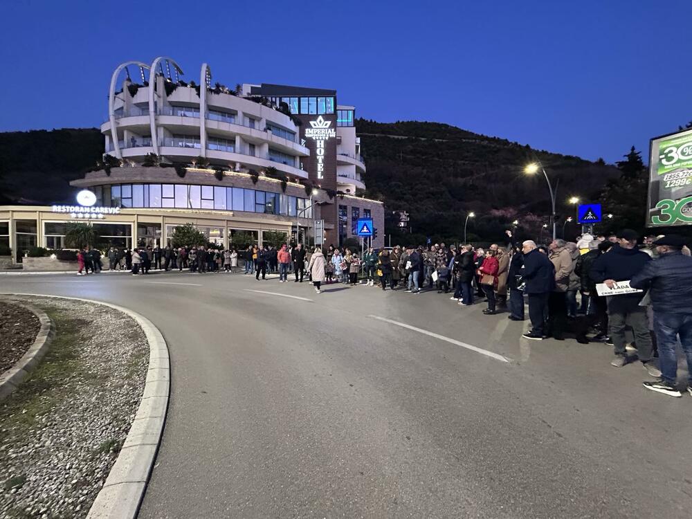 <p>Grupa građana Nikšića, tačno u 17:26h, blokirala je kružni tok kod Pošte</p>