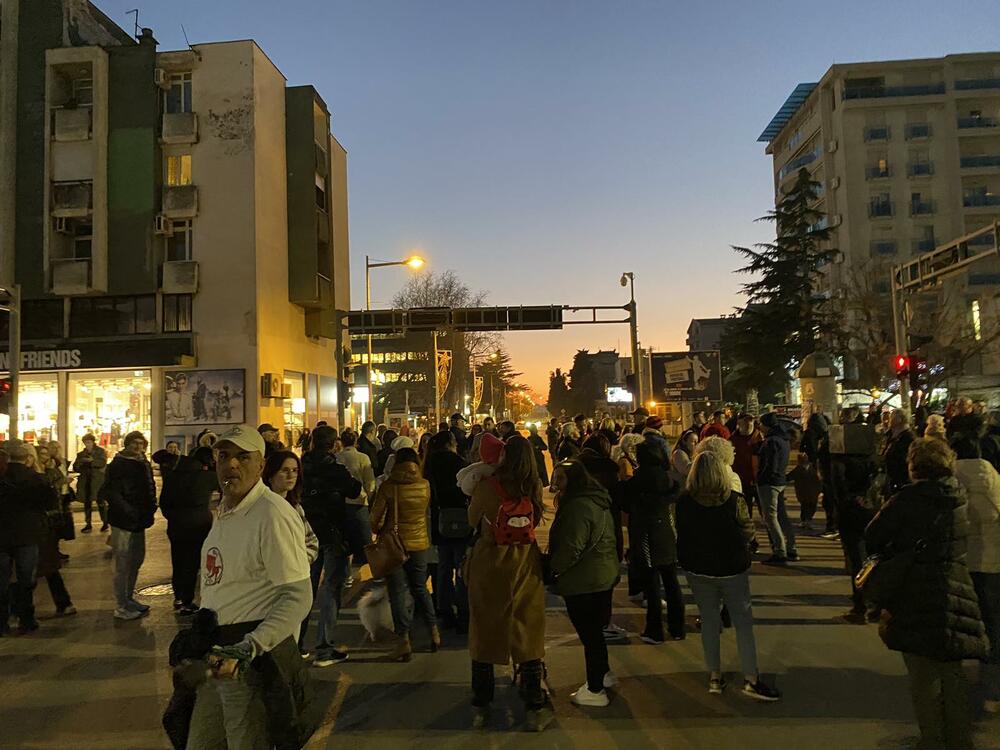 <p>Grupa građana Nikšića, tačno u 17:26h, blokirala je kružni tok kod Pošte</p>