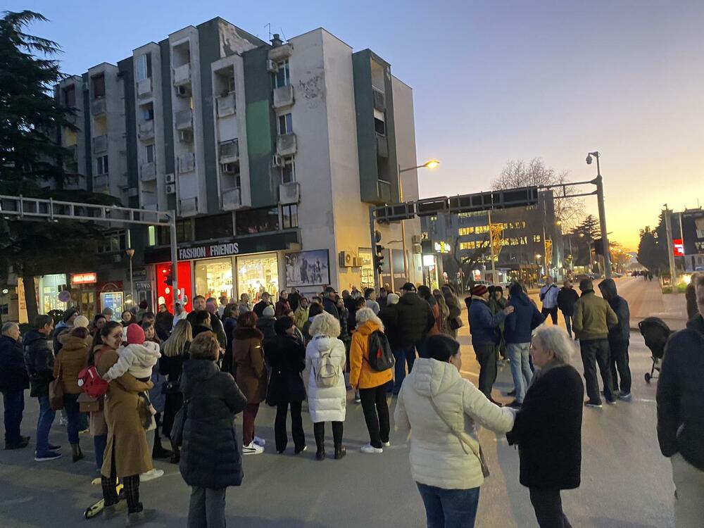 <p>Grupa građana Nikšića, tačno u 17:26h, blokirala je kružni tok kod Pošte</p>