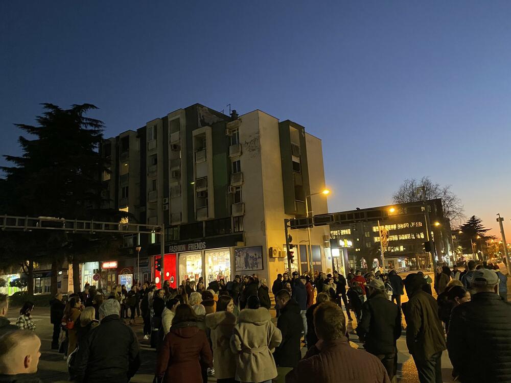 <p>Grupa građana Nikšića, tačno u 17:26h, blokirala je kružni tok kod Pošte</p>