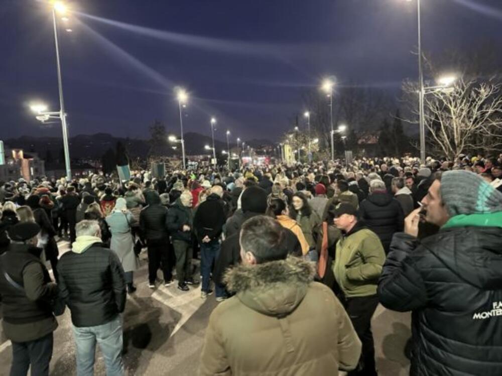 <p>Predstavnica grupe "Kamo Śutra" Nejla Javorovac kazala je da je održana još jedna mirna i dostojanstvena blokada u kojoj su izazvali buku.</p>