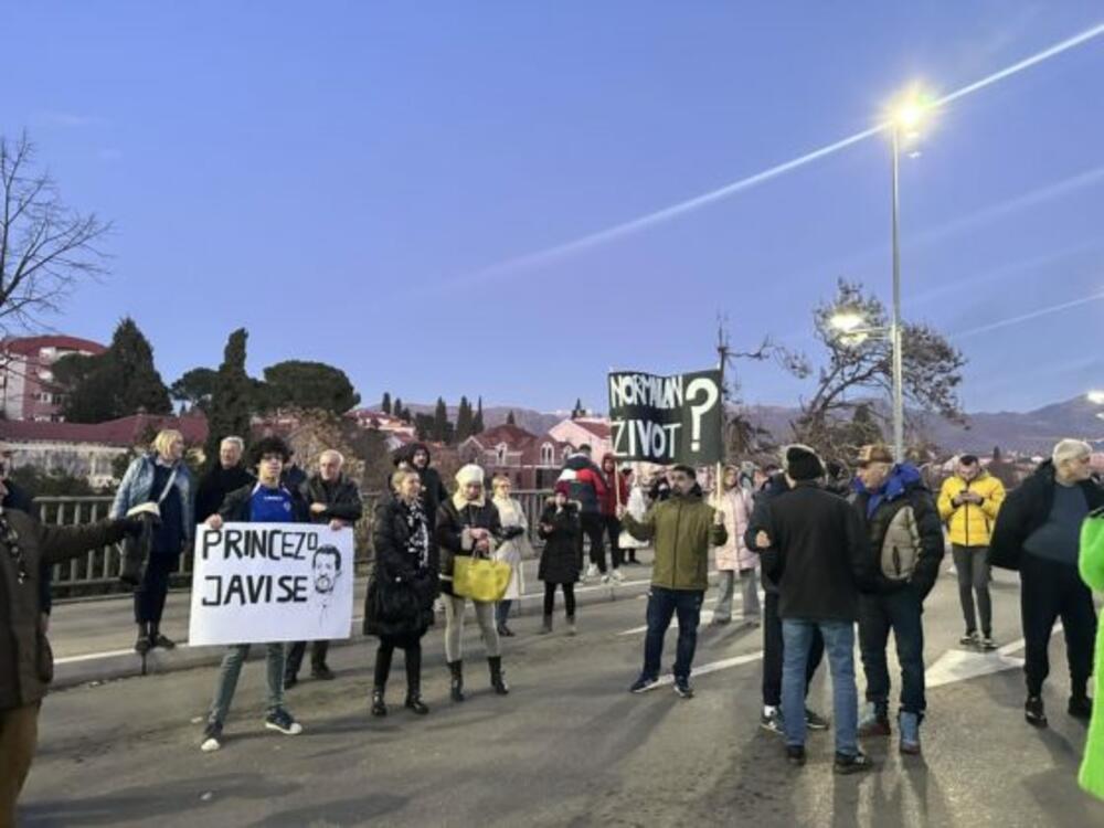 <p>Predstavnica grupe "Kamo Śutra" Nejla Javorovac kazala je da je održana još jedna mirna i dostojanstvena blokada u kojoj su izazvali buku.</p>