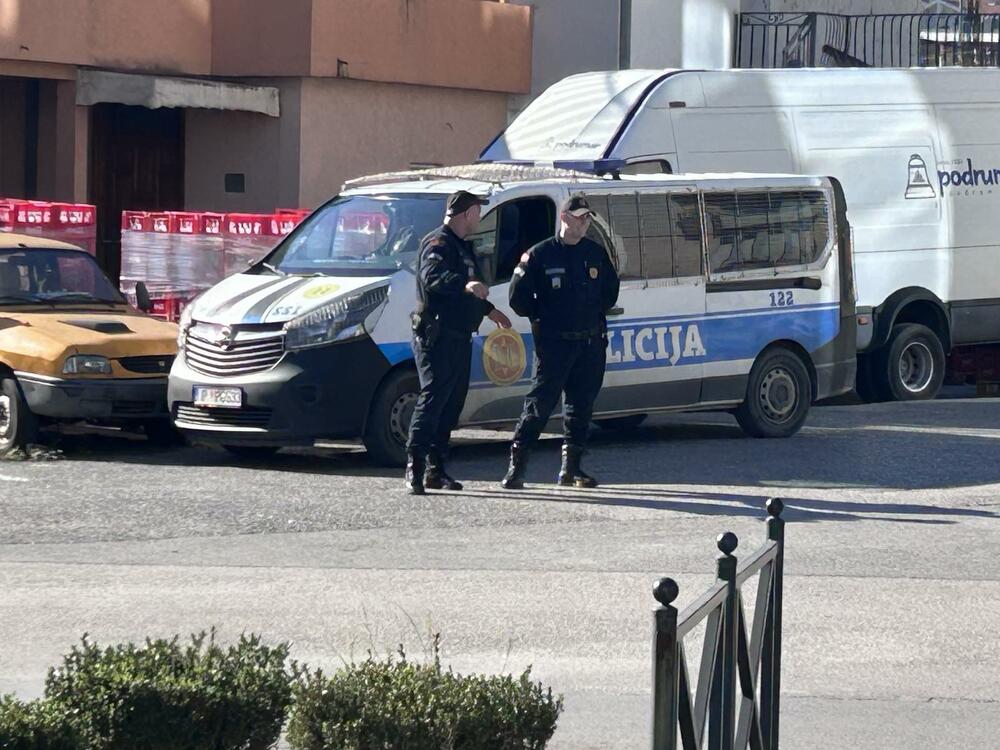 <p>Nikola Jovanović izabran za novog predsjednika Opštine Budva, glasovima liste "Budva naš grad", DPS-a, Evropskog saveza i GP URA</p>  <p>Protiv izbora Jovanovića bila su dva odbornika Pokreta za Grad</p>  <p>Odbornici koalicije "Za budućnost Budve", Demokrata i PES-a napustili sjednicu prije glasanja</p>