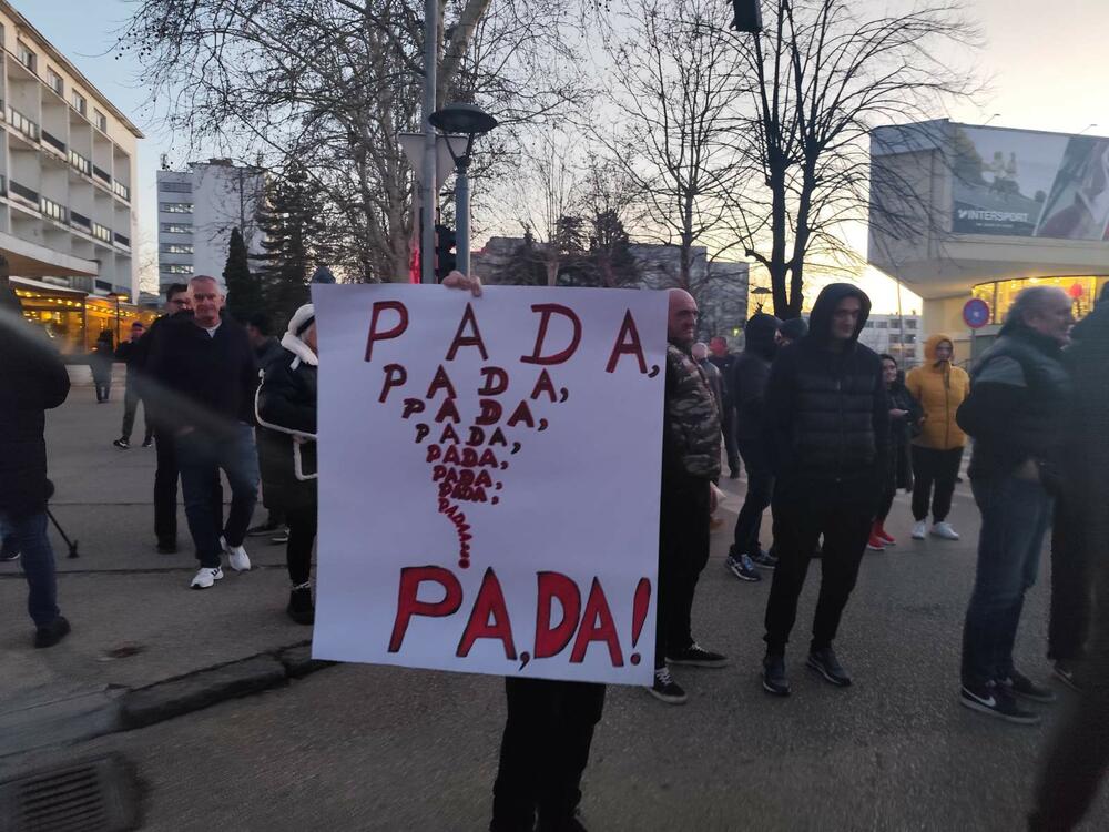 <p>Pištaljke, vuvuzele, bubnjevi, skandiranje "Ostavke, ostavke" i transparenti obilježili blokadu u Nikšiću</p>