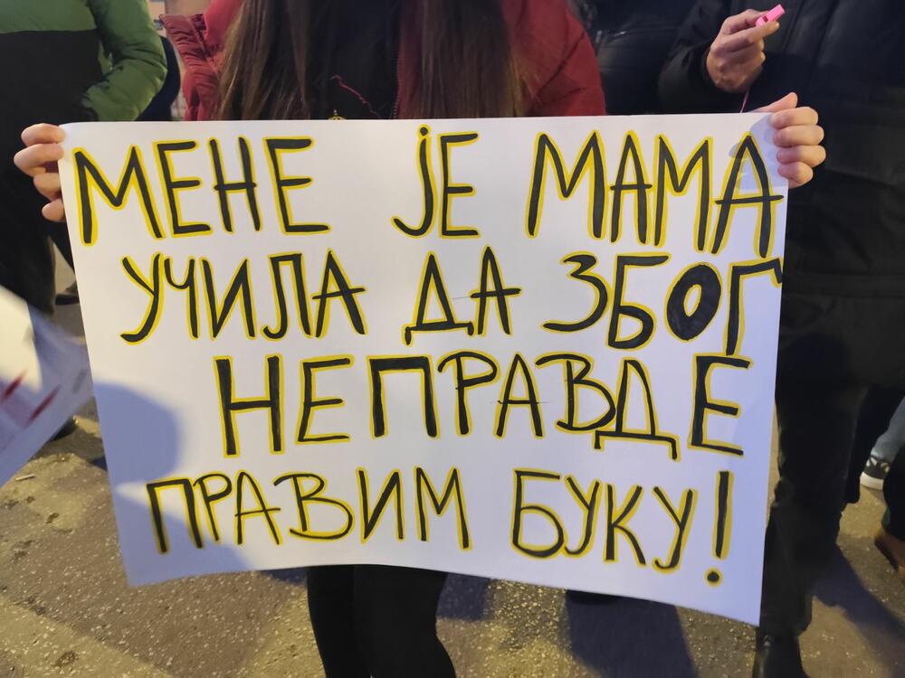 <p>Pištaljke, vuvuzele, bubnjevi, skandiranje "Ostavke, ostavke" i transparenti obilježili blokadu u Nikšiću</p>