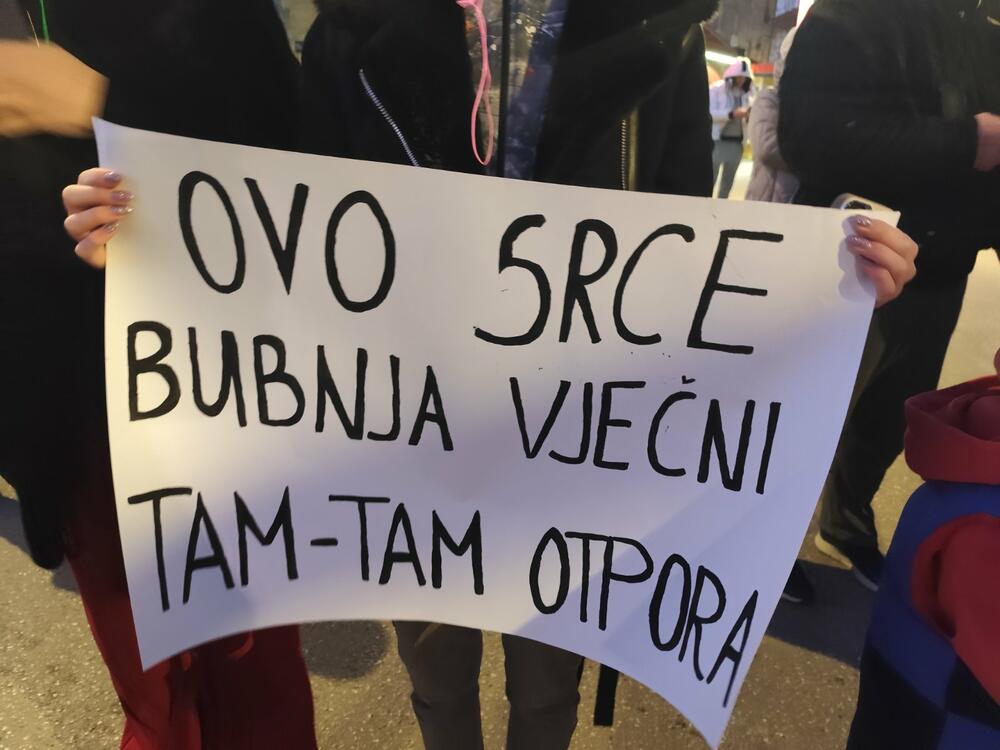 <p>Pištaljke, vuvuzele, bubnjevi, skandiranje "Ostavke, ostavke" i transparenti obilježili blokadu u Nikšiću</p>