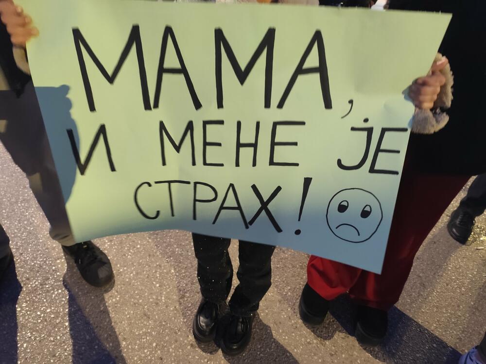 <p>Pištaljke, vuvuzele, bubnjevi, skandiranje "Ostavke, ostavke" i transparenti obilježili blokadu u Nikšiću</p>