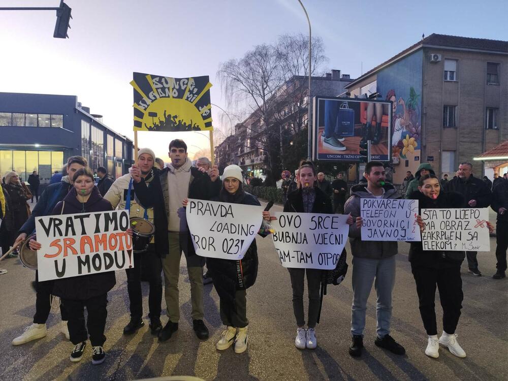 <p>Pištaljke, vuvuzele, bubnjevi, skandiranje "Ostavke, ostavke" i transparenti obilježili blokadu u Nikšiću</p>