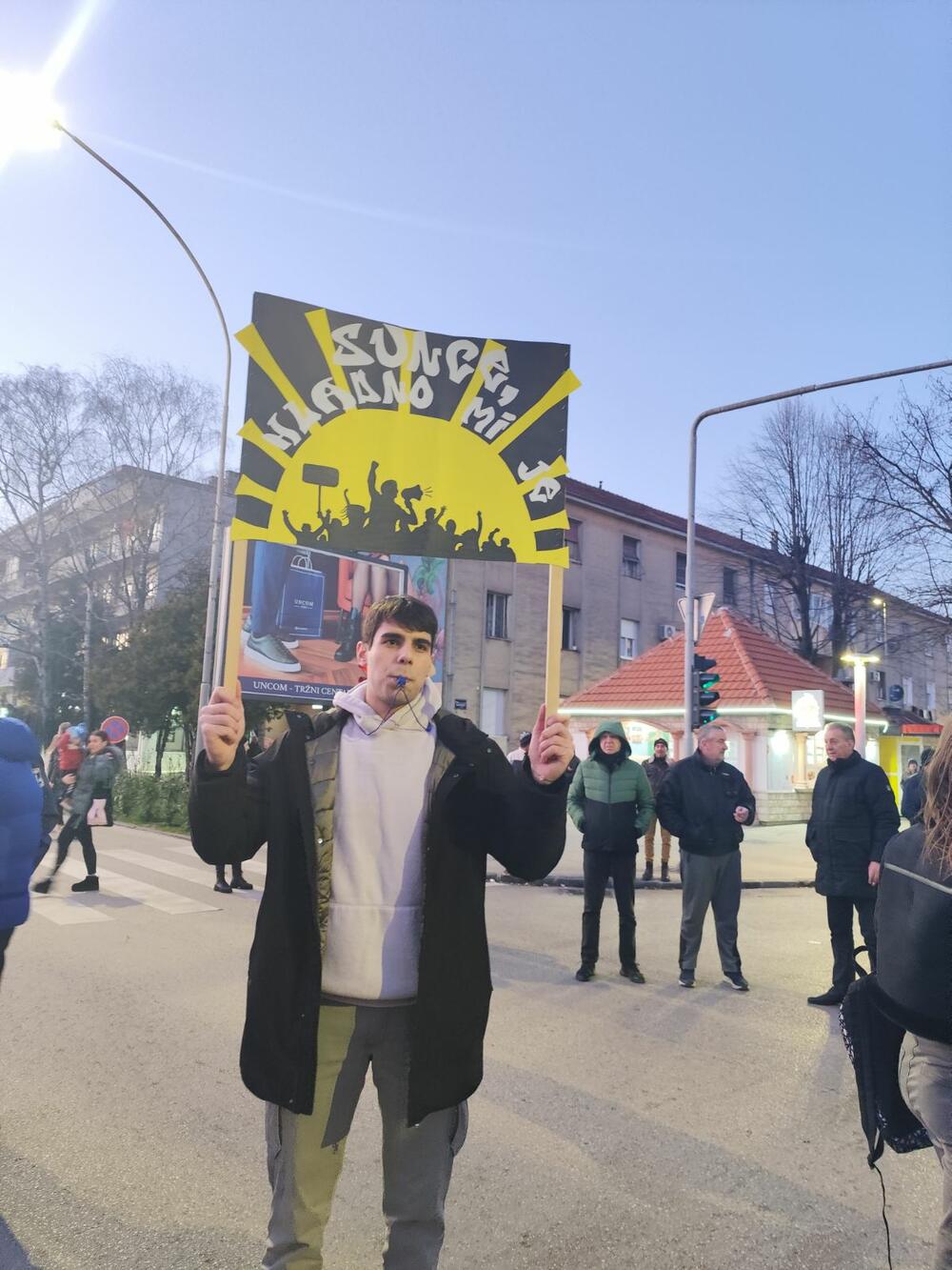 <p>Pištaljke, vuvuzele, bubnjevi, skandiranje "Ostavke, ostavke" i transparenti obilježili blokadu u Nikšiću</p>