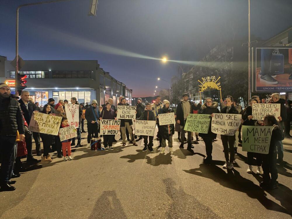 <p>Pištaljke, vuvuzele, bubnjevi, skandiranje "Ostavke, ostavke" i transparenti obilježili blokadu u Nikšiću</p>