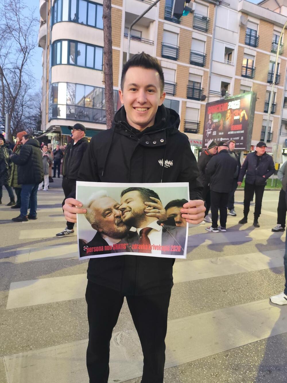 <p>Pištaljke, vuvuzele, bubnjevi, skandiranje "Ostavke, ostavke" i transparenti obilježili blokadu u Nikšiću</p>