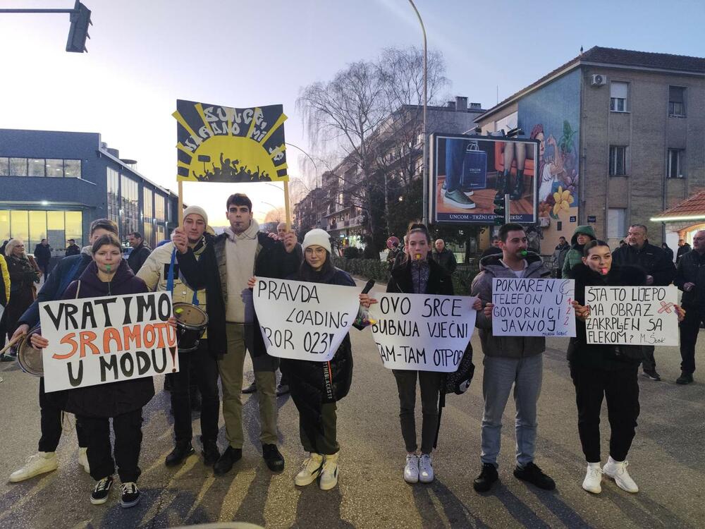 <p>Pištaljke, vuvuzele, bubnjevi, skandiranje "Ostavke, ostavke" i transparenti obilježili blokadu u Nikšiću</p>