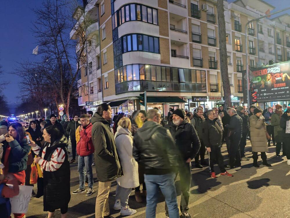 <p>Pištaljke, vuvuzele, bubnjevi, skandiranje "Ostavke, ostavke" i transparenti obilježili blokadu u Nikšiću</p>