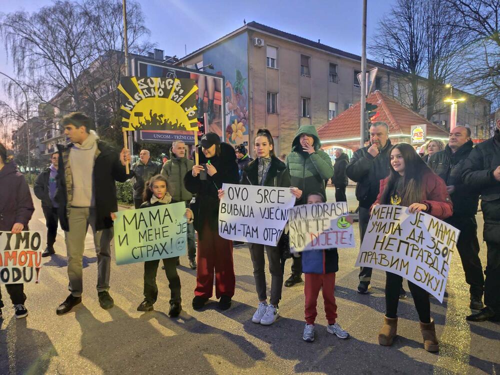 <p>Pištaljke, vuvuzele, bubnjevi, skandiranje "Ostavke, ostavke" i transparenti obilježili blokadu u Nikšiću</p>