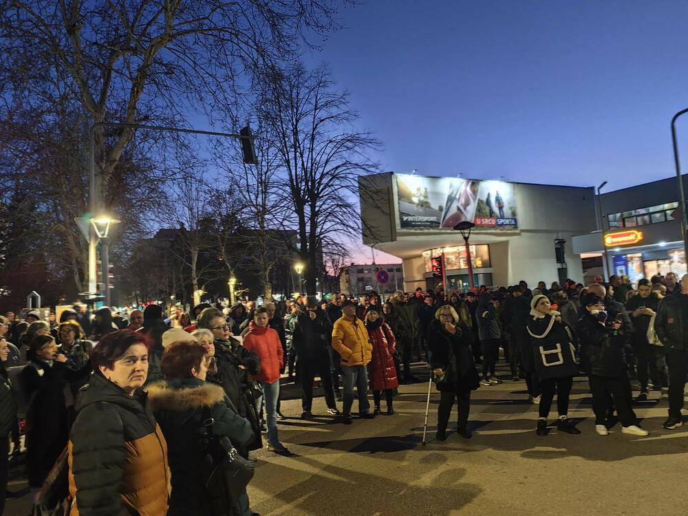 <p>Pištaljke, vuvuzele, bubnjevi, skandiranje "Ostavke, ostavke" i transparenti obilježili blokadu u Nikšiću</p>