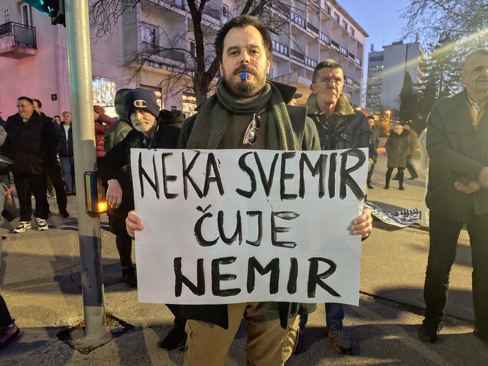 <p>Pištaljke, vuvuzele, bubnjevi, skandiranje "Ostavke, ostavke" i transparenti obilježili blokadu u Nikšiću</p>