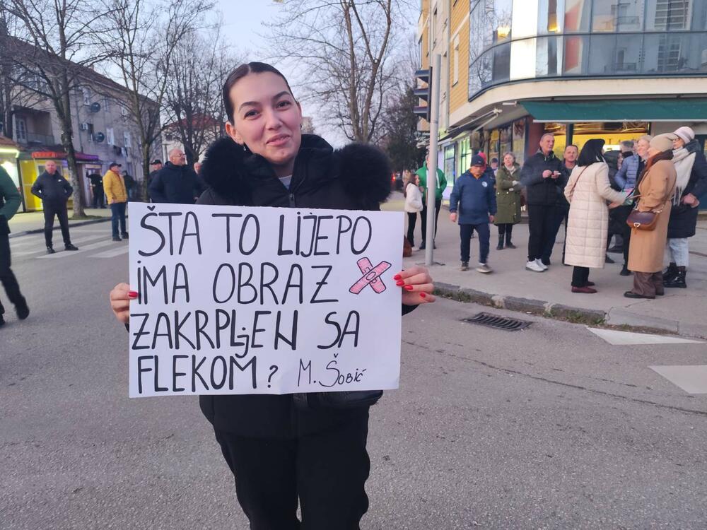 <p>Pištaljke, vuvuzele, bubnjevi, skandiranje "Ostavke, ostavke" i transparenti obilježili blokadu u Nikšiću</p>