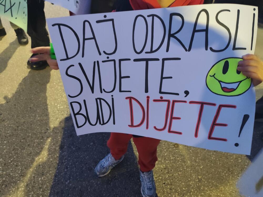 <p>Pištaljke, vuvuzele, bubnjevi, skandiranje "Ostavke, ostavke" i transparenti obilježili blokadu u Nikšiću</p>