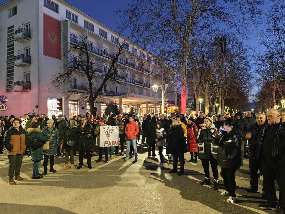 <p>Pištaljke, vuvuzele, bubnjevi, skandiranje "Ostavke, ostavke" i transparenti obilježili blokadu u Nikšiću</p>