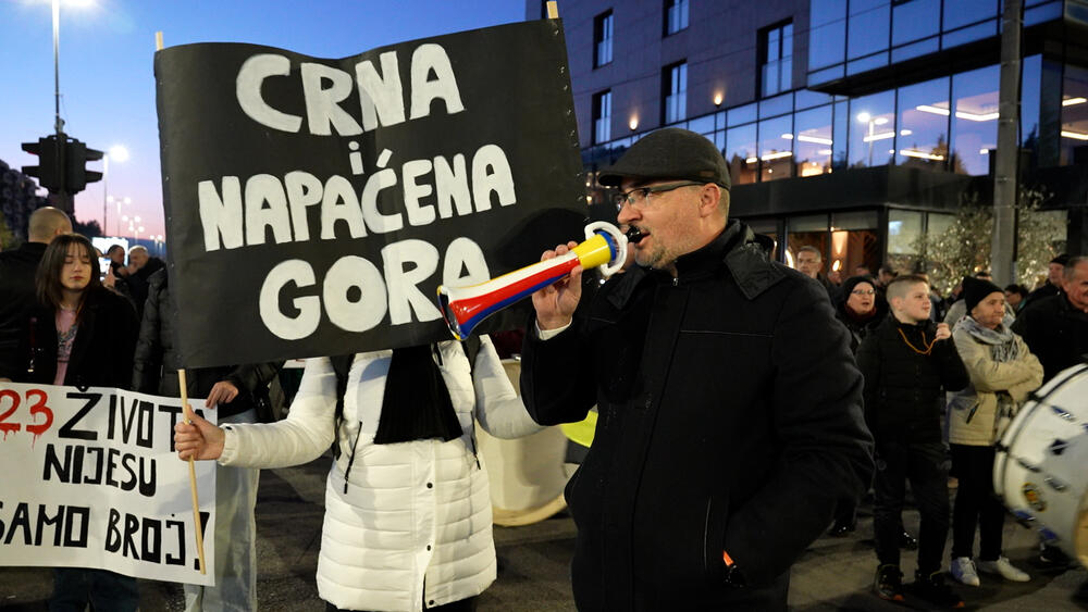 <p>Građani su samoinicijativno najavili da će u znak podrške studentima blokade danas biti organizovane i na Cetinju, u Baru, Kotoru, Herceg Novom, Nikšiću</p>