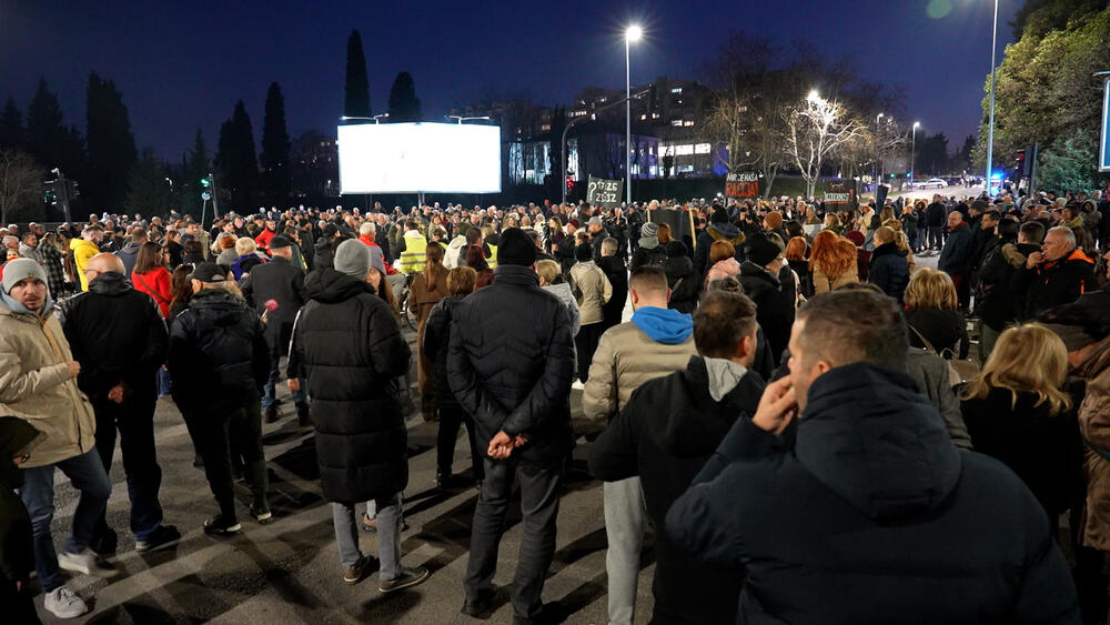 <p>Građani su samoinicijativno najavili da će u znak podrške studentima blokade danas biti organizovane i na Cetinju, u Baru, Kotoru, Herceg Novom, Nikšiću</p>