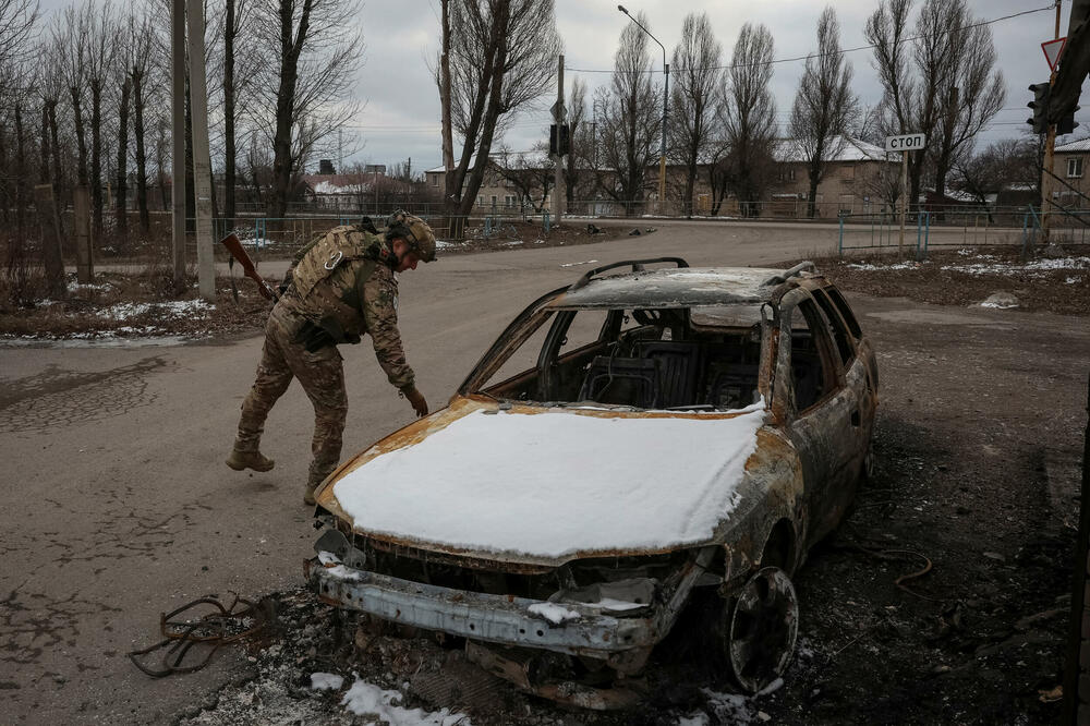 Ukrajinski vojnik provjerava vozilo oštećeno u ruskom napadu, Foto: REUTERS