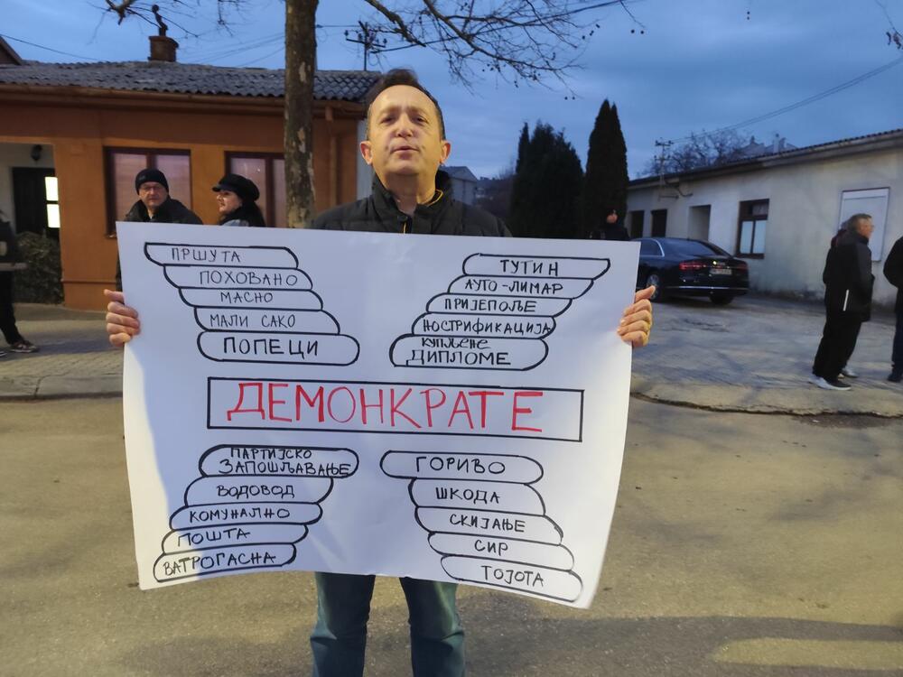 <p>Blokada je prošla mirno, uz prisustvo policijskih službenika, a za vikend, kako rekoše, neće biti blokade.</p>