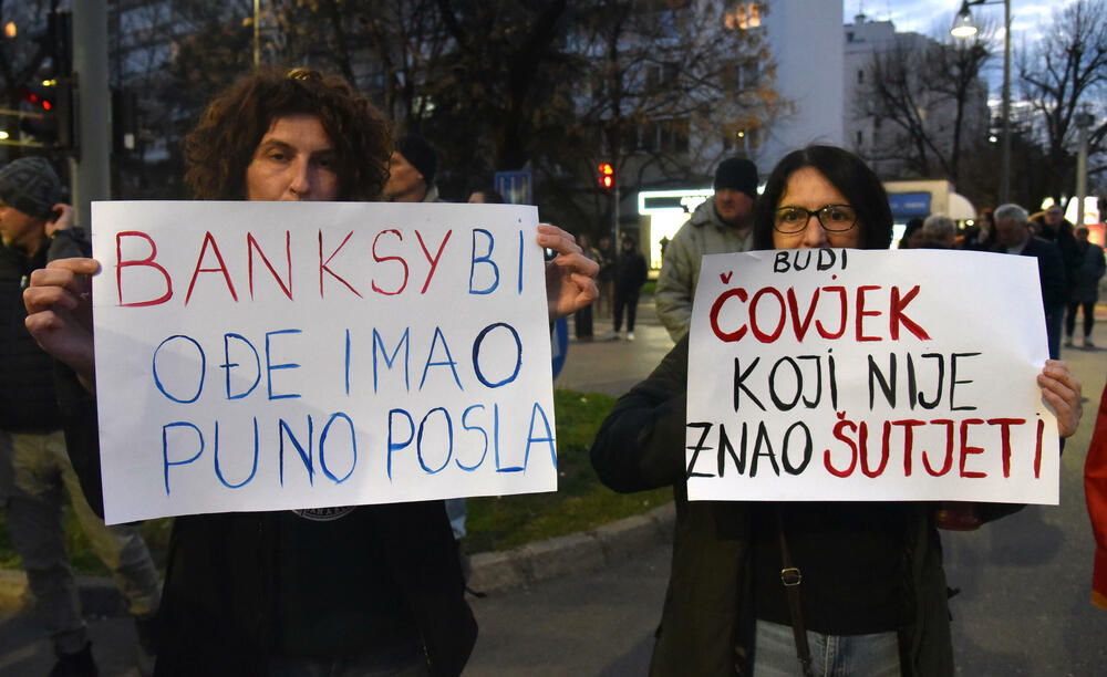 <p>Oni su su više puta poručili da neće odustati od protesta i blokada sve dok ne budu ispunjeni njihovi zahtjevi za smjenu ministra unutrašnjih poslova Danila Šaranovića i potpredsjednika Vlade za bezbjednost i odbranu Alekse Bečića</p>