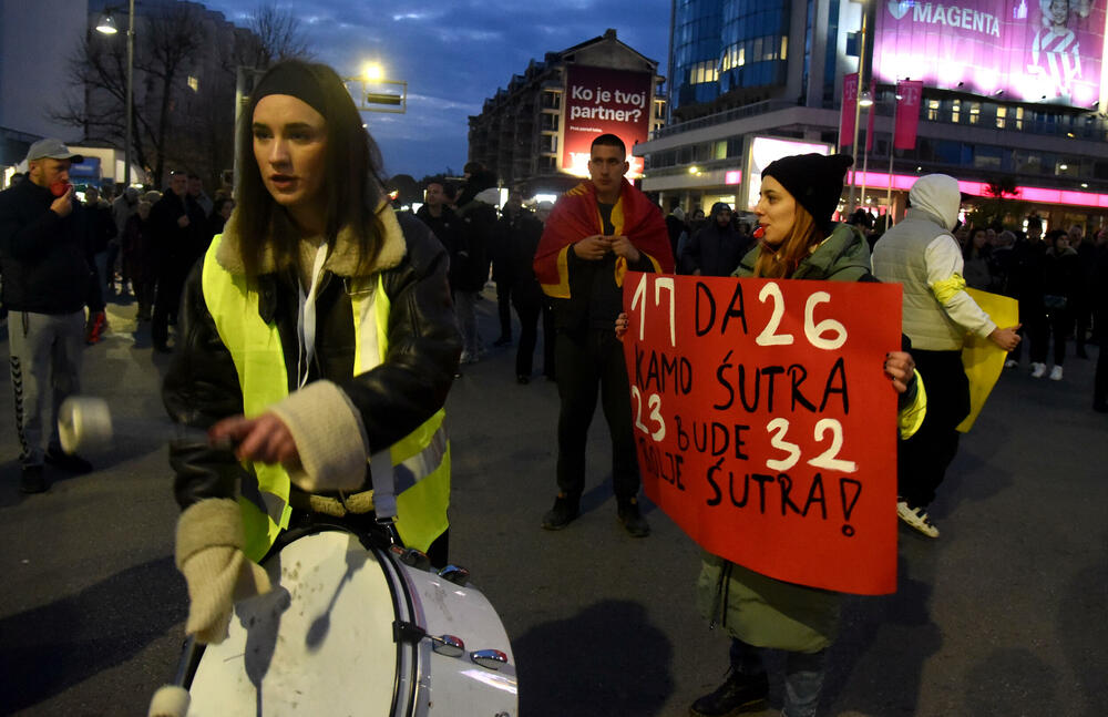 <p>Oni su su više puta poručili da neće odustati od protesta i blokada sve dok ne budu ispunjeni njihovi zahtjevi za smjenu ministra unutrašnjih poslova Danila Šaranovića i potpredsjednika Vlade za bezbjednost i odbranu Alekse Bečića</p>