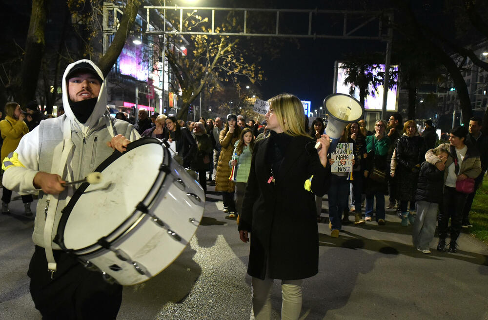 <p>Oni su su više puta poručili da neće odustati od protesta i blokada sve dok ne budu ispunjeni njihovi zahtjevi za smjenu ministra unutrašnjih poslova Danila Šaranovića i potpredsjednika Vlade za bezbjednost i odbranu Alekse Bečića</p>