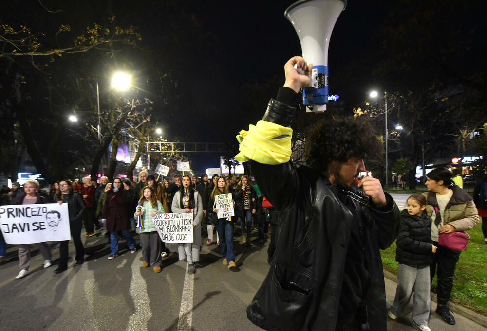 <p>Oni su su više puta poručili da neće odustati od protesta i blokada sve dok ne budu ispunjeni njihovi zahtjevi za smjenu ministra unutrašnjih poslova Danila Šaranovića i potpredsjednika Vlade za bezbjednost i odbranu Alekse Bečića</p>