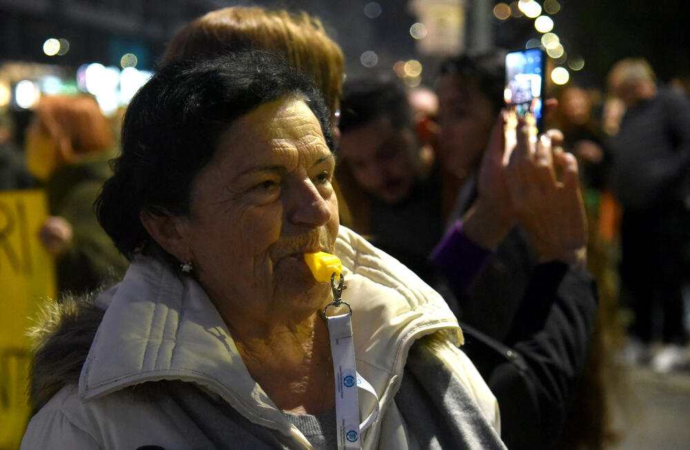 <p>Oni su su više puta poručili da neće odustati od protesta i blokada sve dok ne budu ispunjeni njihovi zahtjevi za smjenu ministra unutrašnjih poslova Danila Šaranovića i potpredsjednika Vlade za bezbjednost i odbranu Alekse Bečića</p>