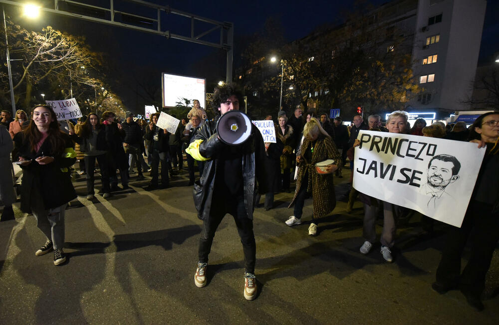 <p>Oni su su više puta poručili da neće odustati od protesta i blokada sve dok ne budu ispunjeni njihovi zahtjevi za smjenu ministra unutrašnjih poslova Danila Šaranovića i potpredsjednika Vlade za bezbjednost i odbranu Alekse Bečića</p>
