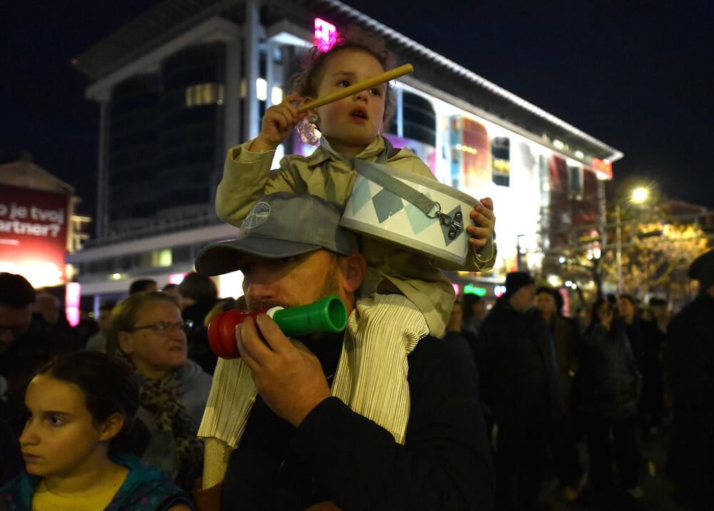 <p>Oni su su više puta poručili da neće odustati od protesta i blokada sve dok ne budu ispunjeni njihovi zahtjevi za smjenu ministra unutrašnjih poslova Danila Šaranovića i potpredsjednika Vlade za bezbjednost i odbranu Alekse Bečića</p>