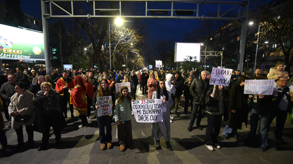 <p>Oni su su više puta poručili da neće odustati od protesta i blokada sve dok ne budu ispunjeni njihovi zahtjevi za smjenu ministra unutrašnjih poslova Danila Šaranovića i potpredsjednika Vlade za bezbjednost i odbranu Alekse Bečića</p>