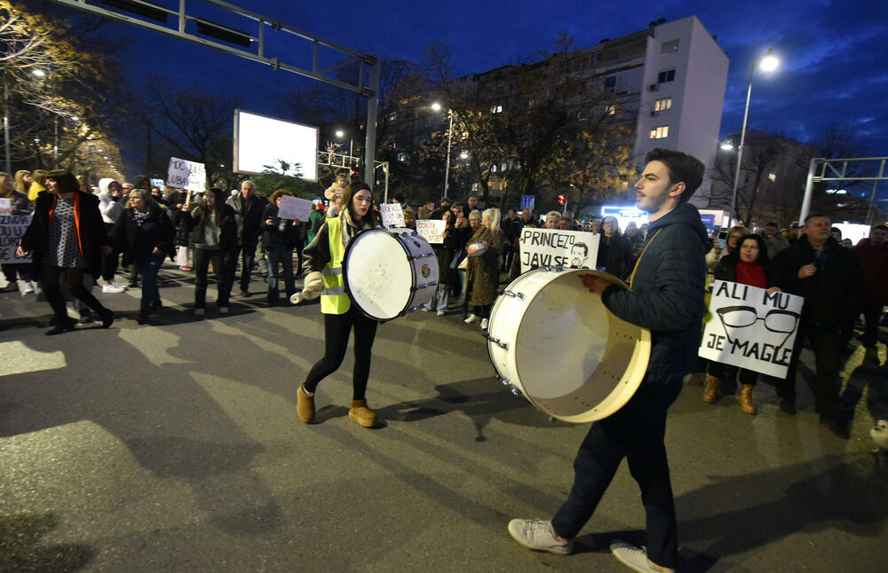 <p>Oni su su više puta poručili da neće odustati od protesta i blokada sve dok ne budu ispunjeni njihovi zahtjevi za smjenu ministra unutrašnjih poslova Danila Šaranovića i potpredsjednika Vlade za bezbjednost i odbranu Alekse Bečića</p>