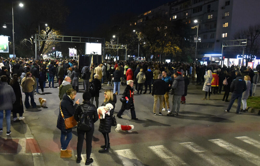 <p>Oni su su više puta poručili da neće odustati od protesta i blokada sve dok ne budu ispunjeni njihovi zahtjevi za smjenu ministra unutrašnjih poslova Danila Šaranovića i potpredsjednika Vlade za bezbjednost i odbranu Alekse Bečića</p>