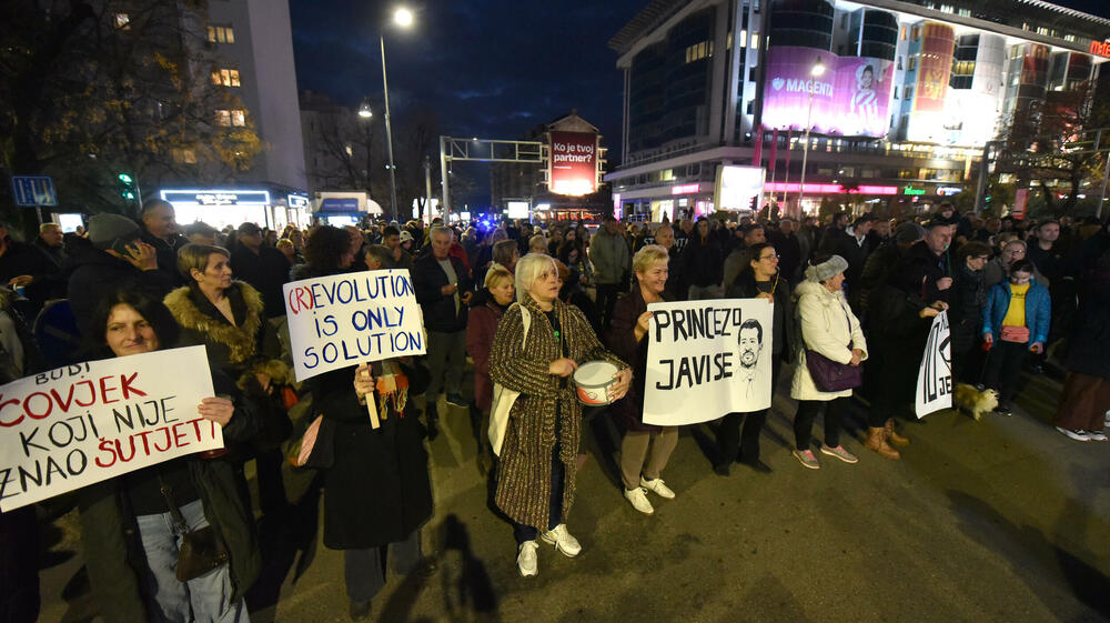 <p>Oni su su više puta poručili da neće odustati od protesta i blokada sve dok ne budu ispunjeni njihovi zahtjevi za smjenu ministra unutrašnjih poslova Danila Šaranovića i potpredsjednika Vlade za bezbjednost i odbranu Alekse Bečića</p>