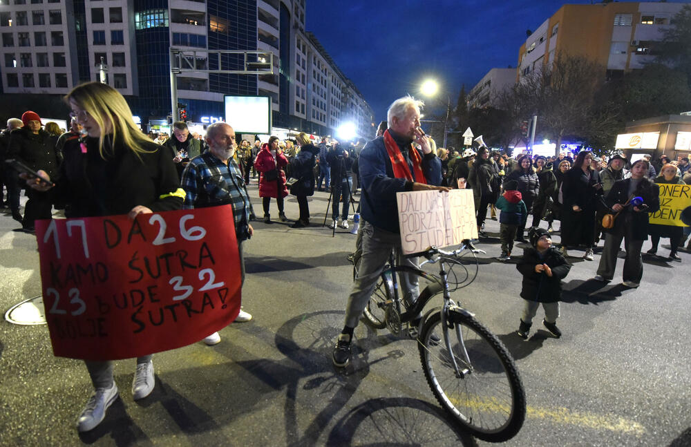 <p>Oni su su više puta poručili da neće odustati od protesta i blokada sve dok ne budu ispunjeni njihovi zahtjevi za smjenu ministra unutrašnjih poslova Danila Šaranovića i potpredsjednika Vlade za bezbjednost i odbranu Alekse Bečića</p>