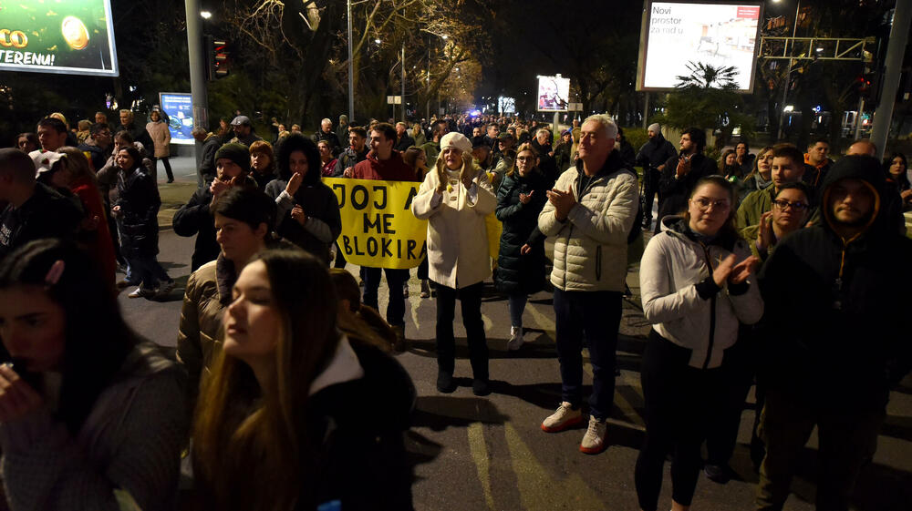 <p>Oni su su više puta poručili da neće odustati od protesta i blokada sve dok ne budu ispunjeni njihovi zahtjevi za smjenu ministra unutrašnjih poslova Danila Šaranovića i potpredsjednika Vlade za bezbjednost i odbranu Alekse Bečića</p>