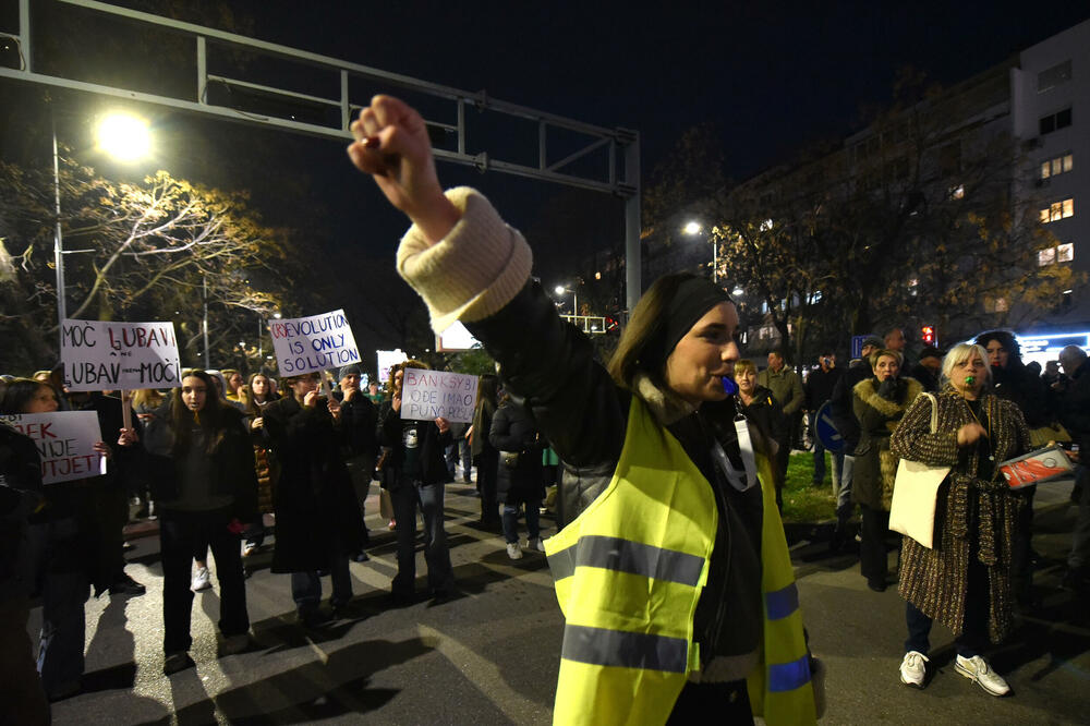 <p>Oni su su više puta poručili da neće odustati od protesta i blokada sve dok ne budu ispunjeni njihovi zahtjevi za smjenu ministra unutrašnjih poslova Danila Šaranovića i potpredsjednika Vlade za bezbjednost i odbranu Alekse Bečića</p>