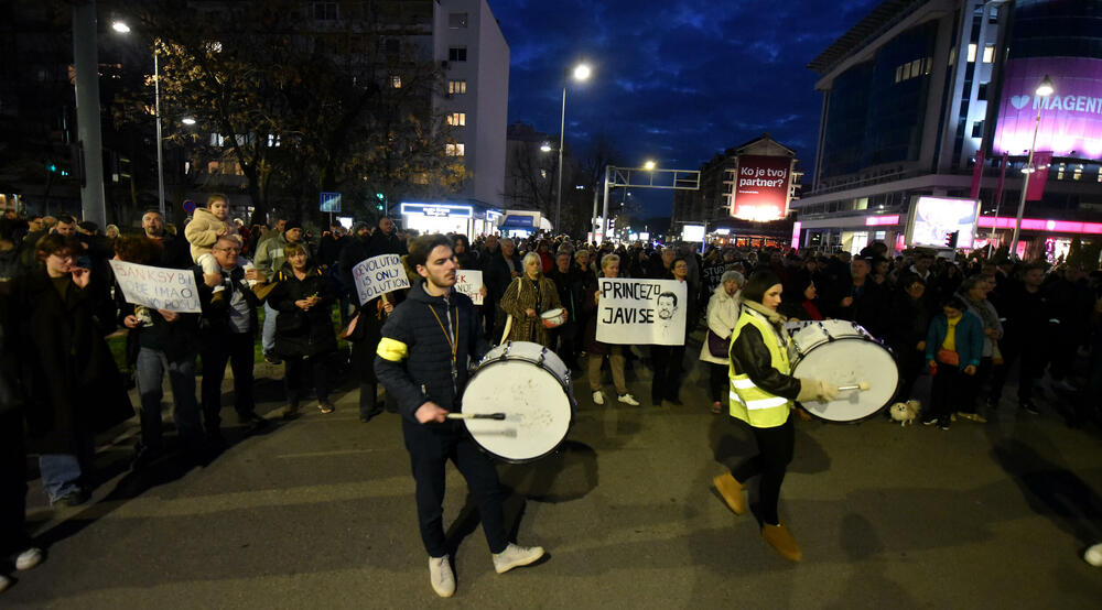 <p>Oni su su više puta poručili da neće odustati od protesta i blokada sve dok ne budu ispunjeni njihovi zahtjevi za smjenu ministra unutrašnjih poslova Danila Šaranovića i potpredsjednika Vlade za bezbjednost i odbranu Alekse Bečića</p>