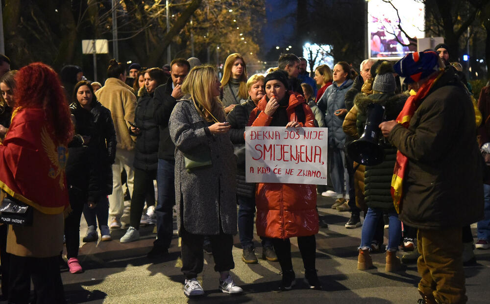 <p>Oni su su više puta poručili da neće odustati od protesta i blokada sve dok ne budu ispunjeni njihovi zahtjevi za smjenu ministra unutrašnjih poslova Danila Šaranovića i potpredsjednika Vlade za bezbjednost i odbranu Alekse Bečića</p>