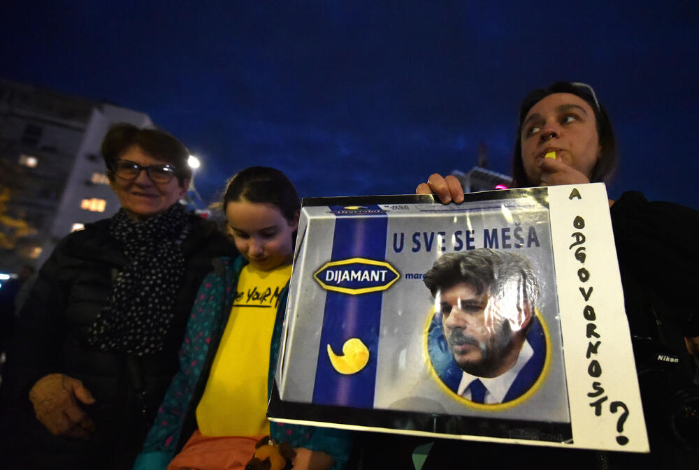 <p>Oni su su više puta poručili da neće odustati od protesta i blokada sve dok ne budu ispunjeni njihovi zahtjevi za smjenu ministra unutrašnjih poslova Danila Šaranovića i potpredsjednika Vlade za bezbjednost i odbranu Alekse Bečića</p>