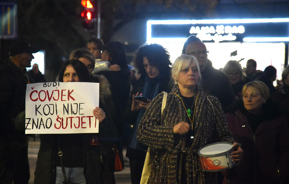 <p>Oni su su više puta poručili da neće odustati od protesta i blokada sve dok ne budu ispunjeni njihovi zahtjevi za smjenu ministra unutrašnjih poslova Danila Šaranovića i potpredsjednika Vlade za bezbjednost i odbranu Alekse Bečića</p>