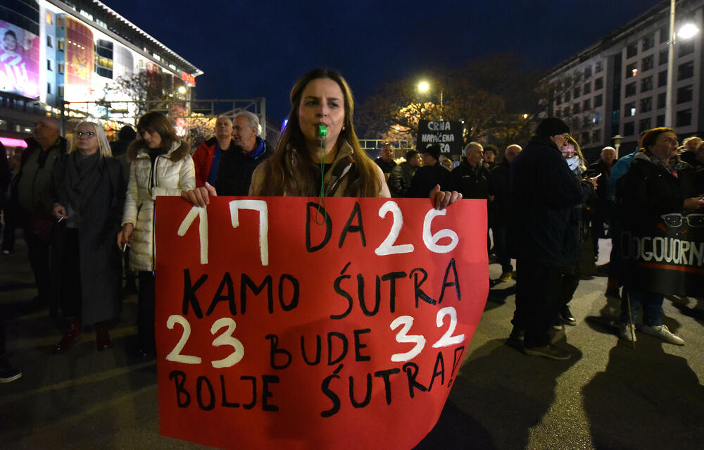<p>Oni su su više puta poručili da neće odustati od protesta i blokada sve dok ne budu ispunjeni njihovi zahtjevi za smjenu ministra unutrašnjih poslova Danila Šaranovića i potpredsjednika Vlade za bezbjednost i odbranu Alekse Bečića</p>