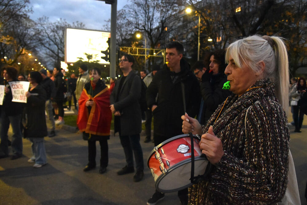 <p>Oni su su više puta poručili da neće odustati od protesta i blokada sve dok ne budu ispunjeni njihovi zahtjevi za smjenu ministra unutrašnjih poslova Danila Šaranovića i potpredsjednika Vlade za bezbjednost i odbranu Alekse Bečića</p>